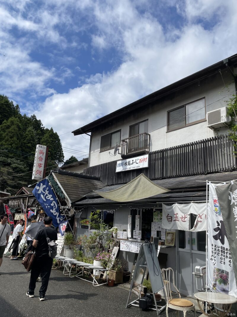 白玉ぜんざいの暖簾がかかる店
