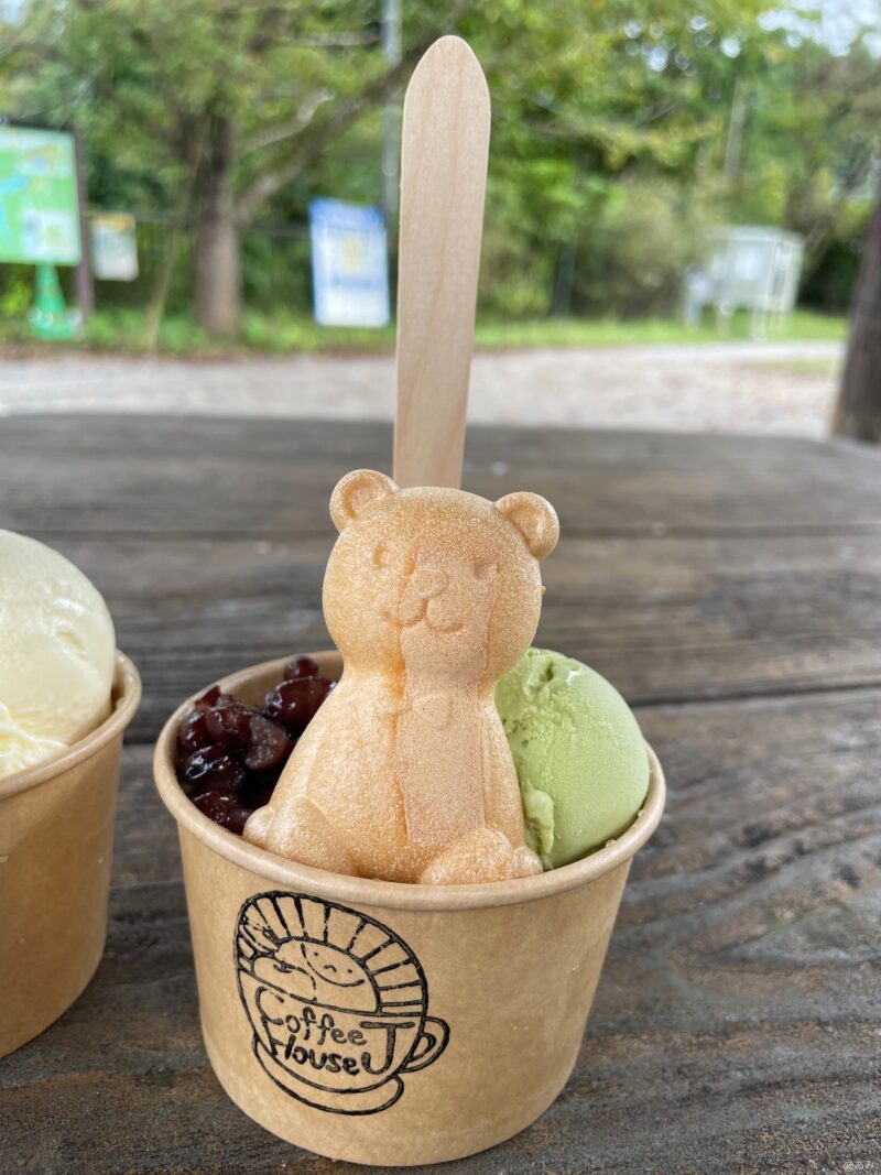 熊の形の最中と抹茶アイスと小豆