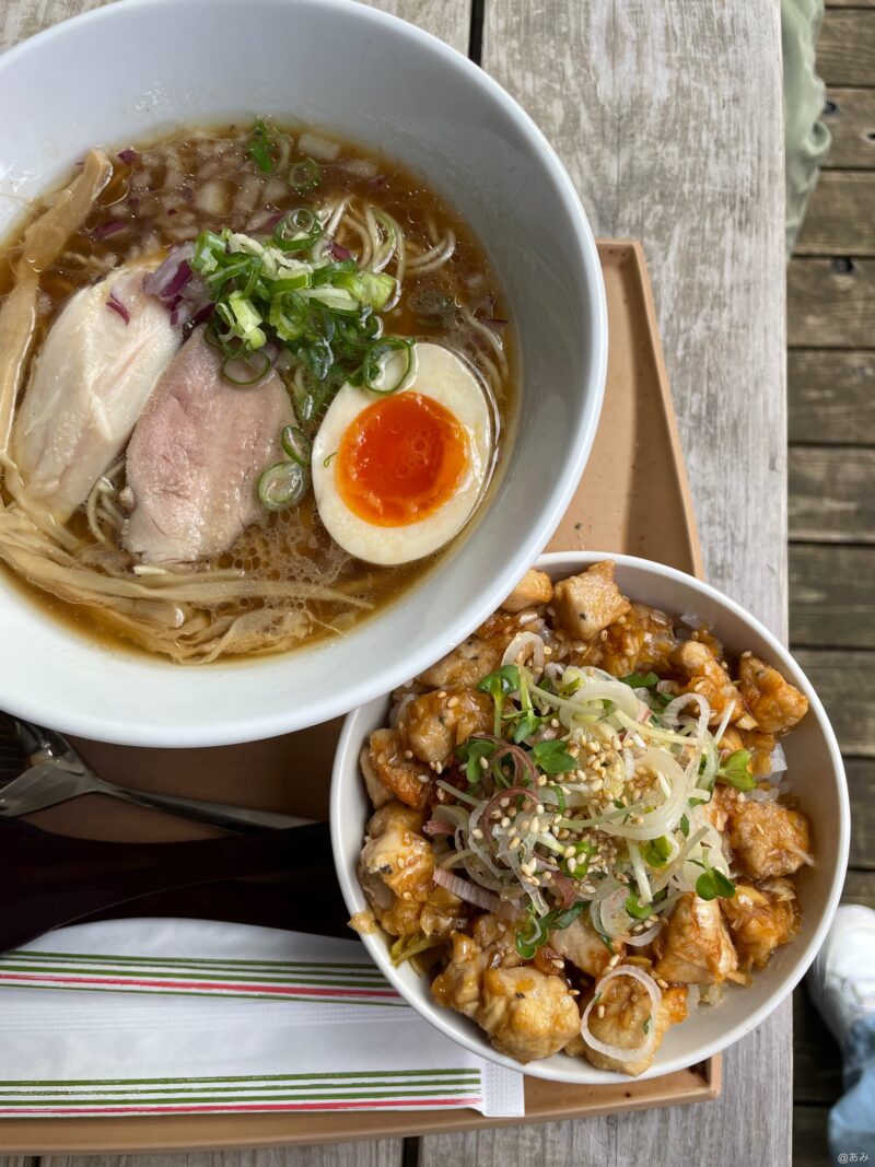 半熟卵と鶏のチャーシューが入ったラーメンと鶏の丼ぶり